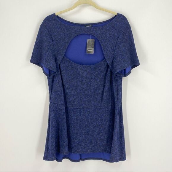 Torrid Women’s Round Neck Cut Out Short Sleeve Peplum Blouse Blue Animal Print 2 - Picture 1 of 4